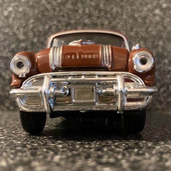 Vintage Road Champs ‘Fabulous 50’s’
Die Cast Vehicle
1955 PONTIAC SAFARI - Picture 3 of 13